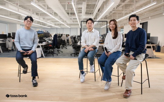 토스뱅크가 '토스뱅크 모임통장' 출시 기자간담회를 개최했다. 이지홍(왼쪽부터) 토스뱅크 커뮤니케이션팀 리더, 홍민택 토스뱅크 대표, 김서연 모임통장 PO(프로덕트 오너), 심종경 모임카드 PO. 토스뱅크 제공